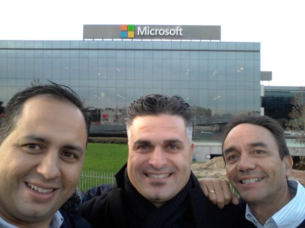 JG, MM y JC selfie en la fachada del edicifio de Microsoft en Madrid. Año 2014